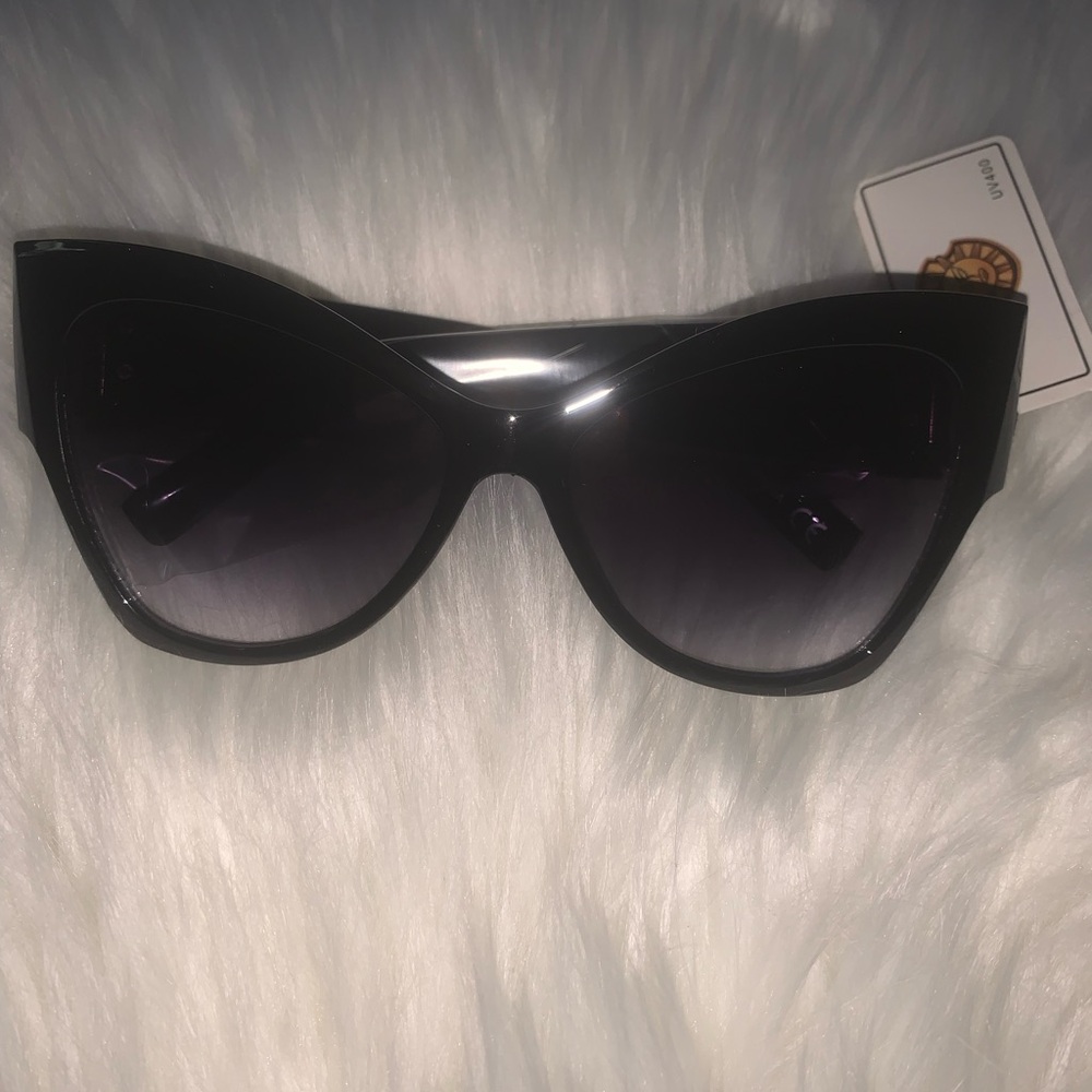 Chic Black Cat-Eye Sunglasses 1